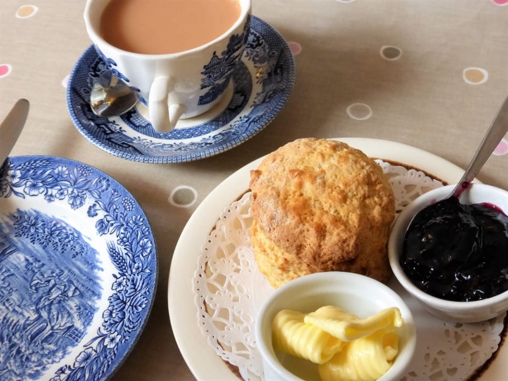 Tess Paterson - Tea and scones
