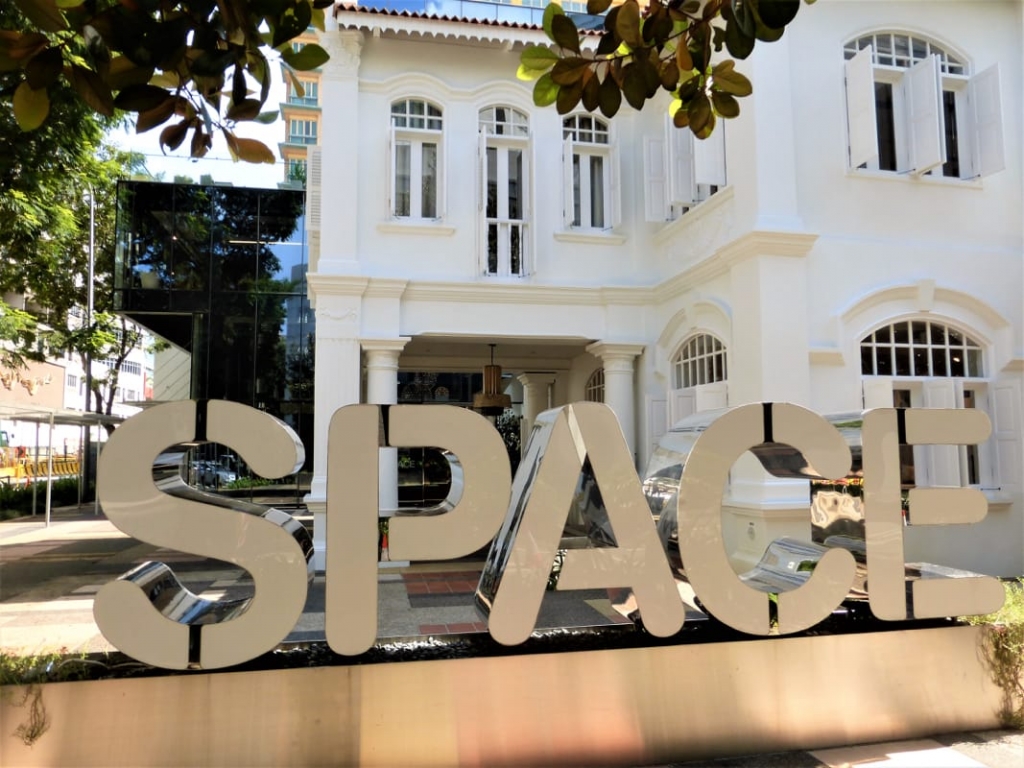 Tess Paterson - Shopping Singapore